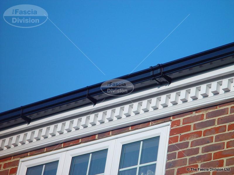 Square toothed decorative dentil mouldings